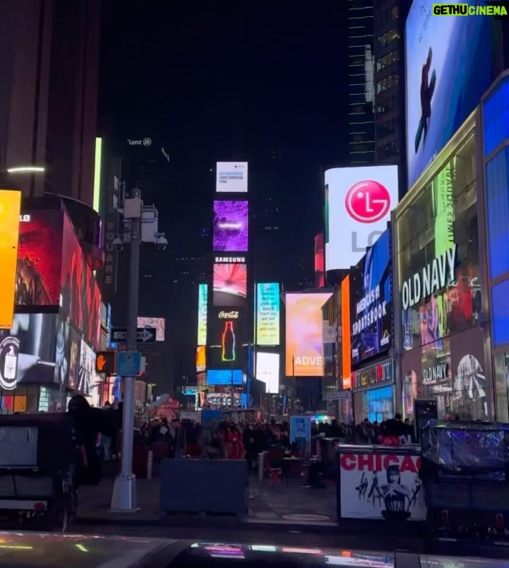 Poqssi - 21.1K Likes - DUMB (jsp si c le bon mot?) de NEW YORK CITYYYY ct vrm genial jv poster en retard voilà jvous le dis…