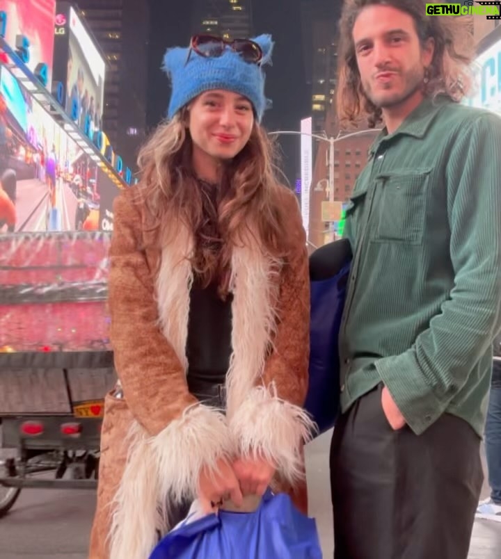Poqssi - 21.1K Likes - DUMB (jsp si c le bon mot?) de NEW YORK CITYYYY ct vrm genial jv poster en retard voilà jvous le dis…
