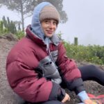 Poqssi Instagram - J’ai dormi sur le volcan Acatenango à 3600 mètres d’altitude, 5h30 de marche pour voir le volcano del FUEGO en face, mais il y avait trop de nuages donc on voyait pas grand chose .. mais ct cool quand même je vous assure