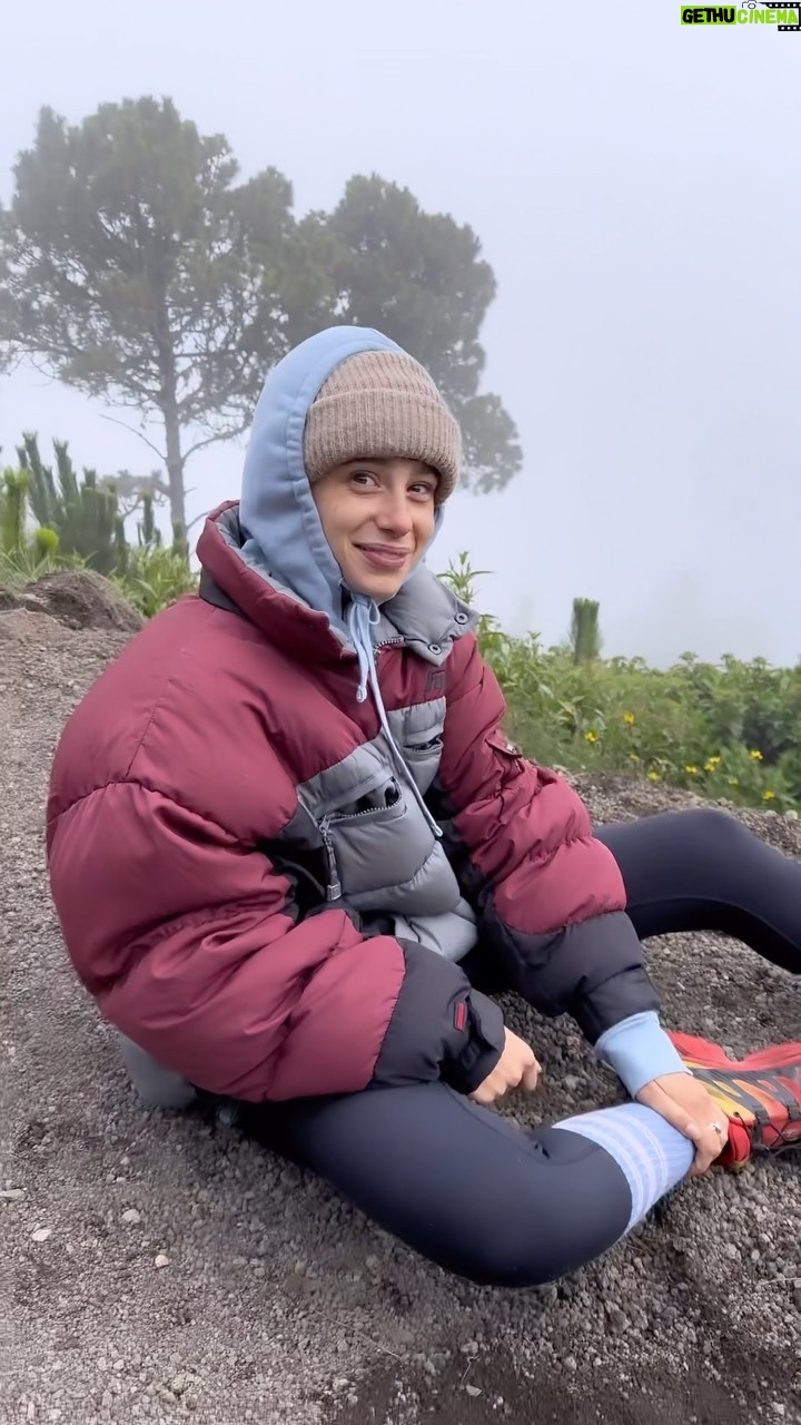 Poqssi - 58.2K Likes - J’ai dormi sur le volcan Acatenango à 3600 mètres d’altitude, 5h30 de marche pour voir le volcano del FUEGO en face, mais il y avait trop de nuages donc on voyait pas grand chose .. mais ct cool quand même je vous assure