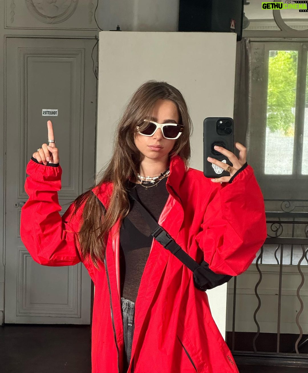 Poqssi Instagram - Toujours faire pipi avant d’aller en festival
