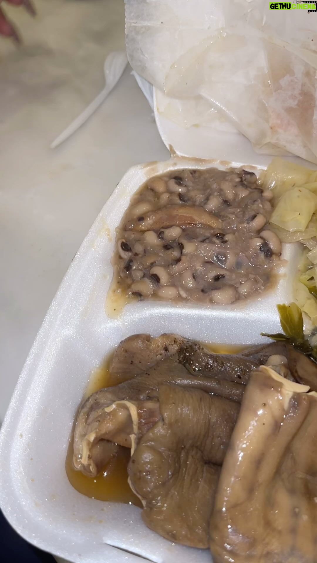 Porsha Williams Guobadia Instagram - lol I took first bite and this song came to mind !! Good ole’ soul food. Drove to my parts of town to Stg Wyatt’s BBQ ! My fav BBQ 🙌🏾😋 Finna do something dirty to this food ! lol #DecaturWhereItsGreater