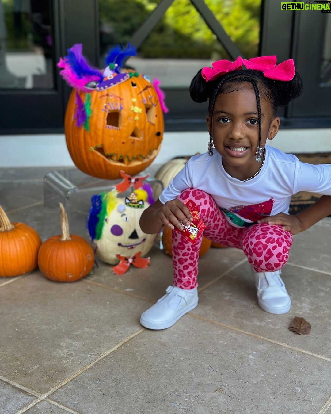 Porsha Williams Guobadia Instagram - Arts and craft with my whittle bestie… She did such a great job on her pumpkins🙌🏾!! My Blessing @pilarjhena #FallingForP #4YrsOld
