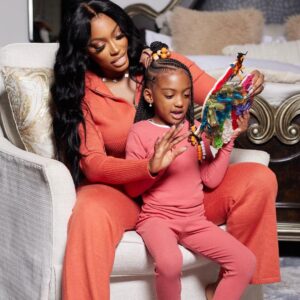 Porsha Williams Instagram - 🥰Blessing to everyone on this beautiful day!!! I’m so thankful for my family and all the love in my life. Sending lots of love and warmth to everyone today ❤️🙏🏾 @pilarjhena my heart outside my body !! #HappyHolidays #AMothersLove

Hair: @gonakedhair 
📸 @rarifilmz
Pj Braids: @braidsbyshellbeanz_ 
Outfits: @amazon storefront link in my Bio!!