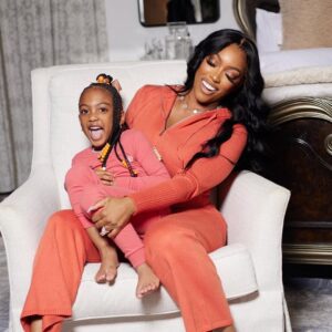 Porsha Williams Instagram - 🥰Blessing to everyone on this beautiful day!!! I’m so thankful for my family and all the love in my life. Sending lots of love and warmth to everyone today ❤️🙏🏾 @pilarjhena my heart outside my body !! #HappyHolidays #AMothersLove

Hair: @gonakedhair 
📸 @rarifilmz
Pj Braids: @braidsbyshellbeanz_ 
Outfits: @amazon storefront link in my Bio!!