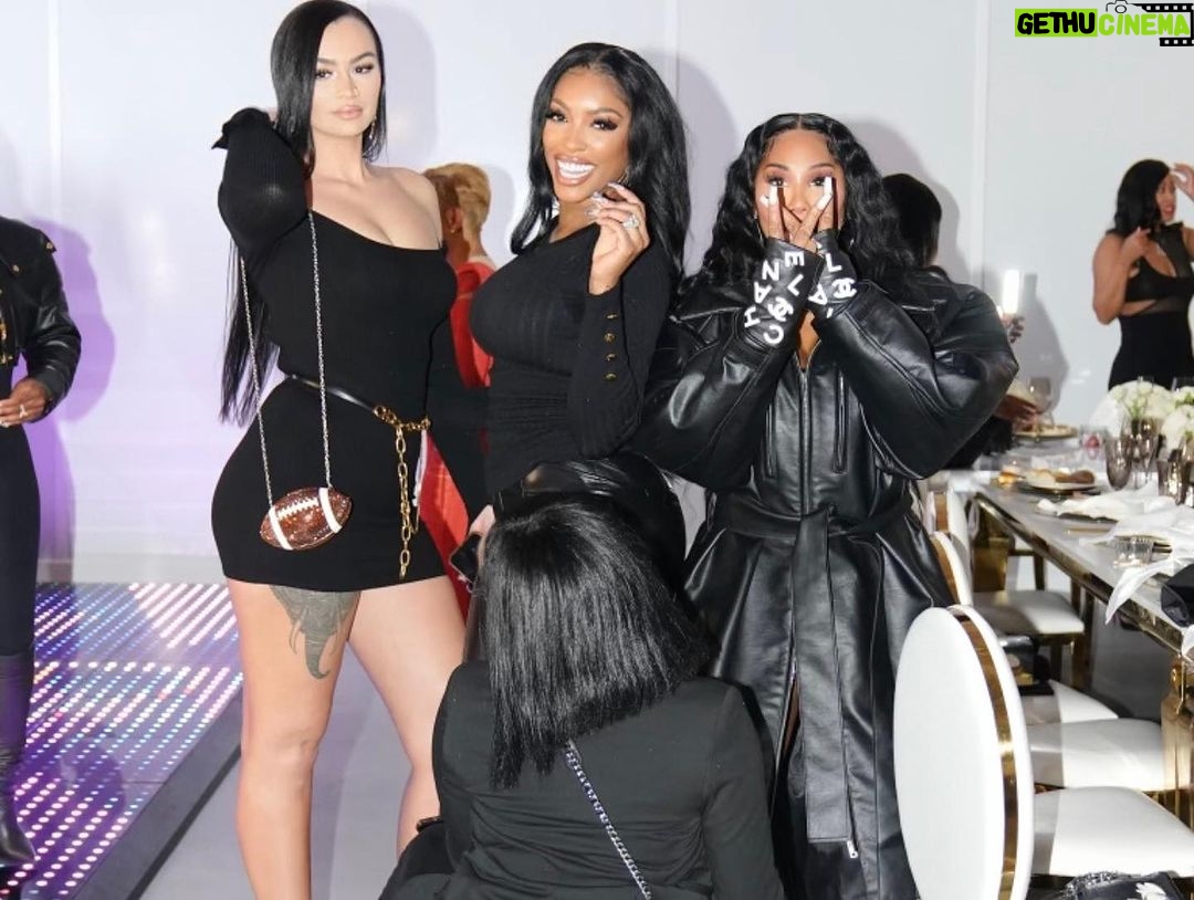 Porsha Williams Guobadia Instagram - It’s giving friends! 🦃 #ToyasFriendsGiving ❤️🍾 Women supporting Women that’s the flex & Vibe🔥👏🏾 Thank you @toyajohnson