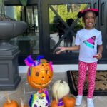 Porsha Williams Guobadia Instagram - Arts and craft with my whittle bestie… She did such a great job on her pumpkins🙌🏾!! My Blessing @pilarjhena #FallingForP #4YrsOld