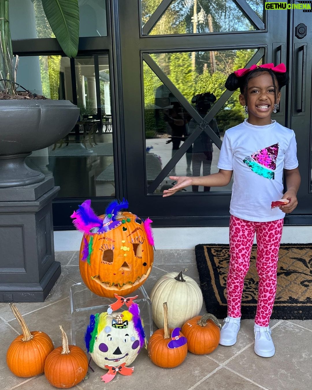 Porsha Williams Guobadia Instagram - Arts and craft with my whittle bestie… She did such a great job on her pumpkins🙌🏾!! My Blessing @pilarjhena #FallingForP #4YrsOld