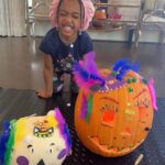 Porsha Williams Guobadia Instagram - Arts and craft with my whittle bestie… She did such a great job on her pumpkins🙌🏾!! My Blessing @pilarjhena #FallingForP #4YrsOld