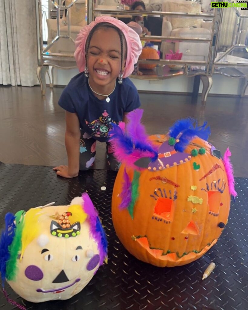 Porsha Williams Guobadia Instagram - Arts and craft with my whittle bestie… She did such a great job on her pumpkins🙌🏾!! My Blessing @pilarjhena #FallingForP #4YrsOld