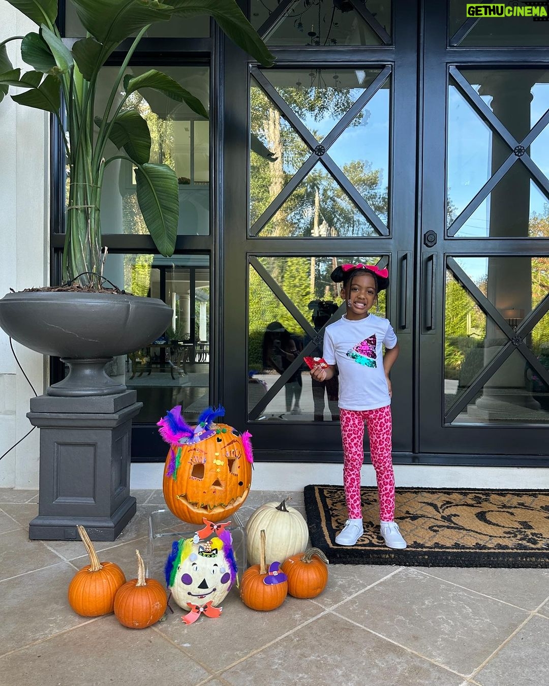 Porsha Williams Guobadia Instagram - Arts and craft with my whittle bestie… She did such a great job on her pumpkins🙌🏾!! My Blessing @pilarjhena #FallingForP #4YrsOld