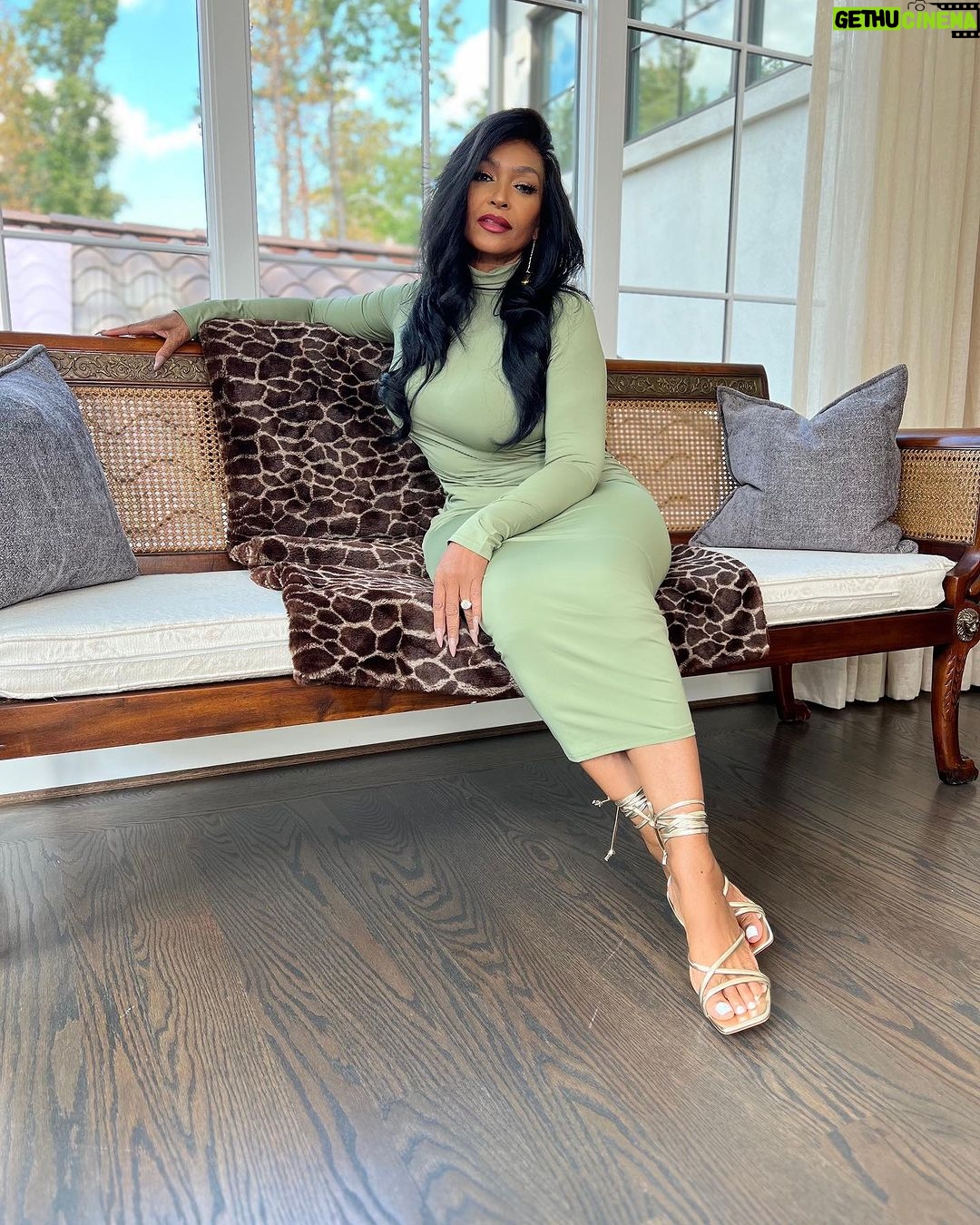 Porsha Williams Guobadia Instagram - My beautiful Mommy @msdianeofficial Modeling a bodycon dress & sexy gold strap sandals from my @amazonlive ! Shop my bomb fall fashions Link in my bio !! #65AndFine HAIR: Custom Unit @gonakedhair