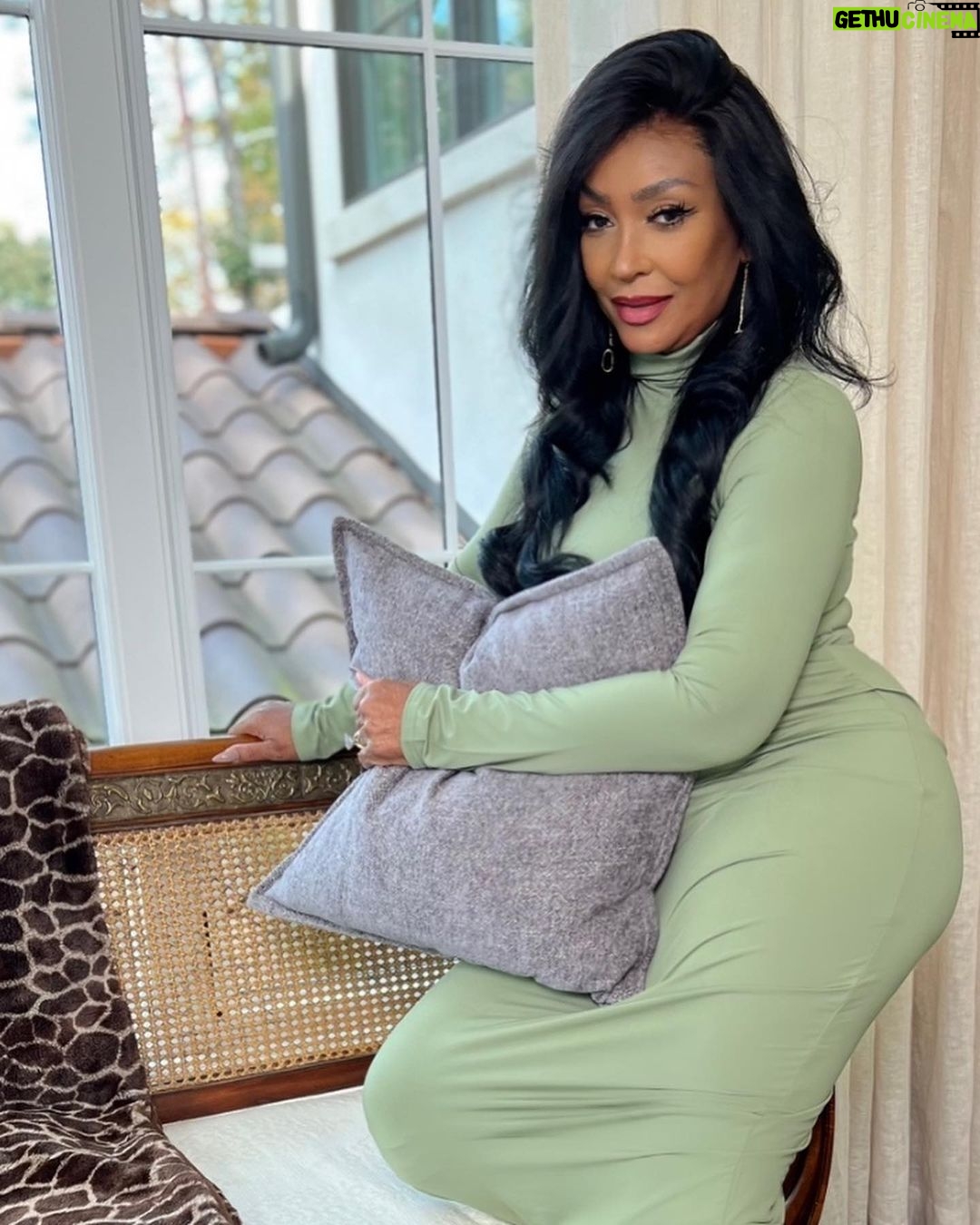 Porsha Williams Guobadia Instagram - My beautiful Mommy @msdianeofficial Modeling a bodycon dress & sexy gold strap sandals from my @amazonlive ! Shop my bomb fall fashions Link in my bio !! #65AndFine HAIR: Custom Unit @gonakedhair