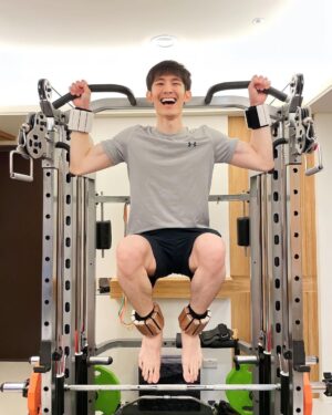Potter King Instagram - 如果有人問你說：
「嘿，我這條手環被大師開過光，戴上就能獲得財運！」

那你會買嗎？

我看過很多坊間賣開運手環的人，
都會說什麼大師開過光，號稱讓你前途風光，
一條一萬八，讓你一路發。

但若想要招好運，
請不要再相信那種沒有根據的說法了。

因為你們都戴錯了。

真想要招財好運，今後請戴這款：
【Byzoom Fitness 運動重量手環】👉https://r.zecz.ec/3tSr

俗話說健康就是財富！
最大的好運，就是擁有健康的身體！🤩

若你平時是忙碌無法運動、較無運動習慣的人，
可以靠日常配戴此重量手環，增加負重來達成被動訓練，消耗熱量！

若是有運動習慣的人，也可以選擇再加重1/2kg，能提升運動燃脂效率～
無論是瑜珈、皮拉提斯、有氧、伸展、HIIT都可以使用唷😎

外觀造型時尚，還有三種顏色能夠自由搭配！
材質是採用鋅合金，體積更小更耐用👍

兩段綁法讓你可以彈性調整配戴位置，
不管是手腳都能隨時輕鬆配戴！
可拆可水洗，內層親膚親膚織帶清洗超方便！🥰

送禮自用兩相宜❤️
Byzoom Fitness 運動重量手環：https://r.zecz.ec/3tSr
早鳥價限時優惠！趕緊手刀下單，一起戴起來～

@byzoomfitness
