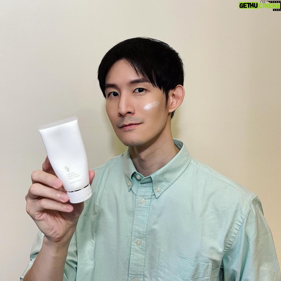 Potter King Instagram - 若一個男人做到其他男人做不到的事, 通常那人會被稱為猛男。 而通常廠商要求男網紅扮女裝時,很多人會拒絕, 但我能做到,由此我們可以得出一個結論。 我是猛男。 今天猛男我就要來介紹猛男喜愛MIT植萃保養品牌《簡單JAN DAN》 想當一個猛男,絕對需要保養好自己的膚況! 我個人對於保養品是很挑的,因為若是用到不好的,我臉就會過敏。 以及我的膚況是混合性肌膚,因此要找到合適的保養品其實不容易。 但最近讓我愛用的這款保養品:《簡單JAN DAN》 真的是相見恨晚! 分享給大家我日常保養流程, 一、先用胺基酸精華洗顏霜洗臉,洗完不乾澀不緊繃🥰 裡面添加天然玫瑰精油,並以玫瑰青春露為基底,所以洗臉同時也在保養~ 二、洗完臉之後在臉上使用玫瑰青春露,也就是化妝水, 有軟化角質的效果,讓後續保養吸收夠好! 三、接著使用極淨白淡斑精華,這瓶我真的大推👍 裡面有添加新型α熊果素,白天也能安心使用~ 除了保濕足夠之外,使用一段時間後會看到成效!提亮膚色! 用起來還有淡淡的玫瑰香氣,非常療癒❤️ 四、最後用高效賦活精萃來達到鎖水! 這瓶是秒吸收的保養油,完全不用怕油! 用起來也很省,一次2~3滴就夠用了😍 照這四個步驟來保養,男人乾淨有型!女人漂亮美麗! 產品無添加化學香精及酒精,不管你是大油肌、敏弱、大人小孩、純素者, 都能安心使用唷! 4/5前新會員下單可現折$100, 輸入波粉專屬折扣碼【POTTRT】 還能免費再獲得一片水潤面膜(價值$110)! 手刀購買👉 https://jandan.care/ErvPs @jandancare