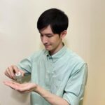 Potter King Instagram - 若一個男人做到其他男人做不到的事， 通常那人會被稱為猛男。 而通常廠商要求男網紅扮女裝時，很多人會拒絕， 但我能做到，由此我們可以得出一個結論。 我是猛男。 今天猛男我就要來介紹猛男喜愛MIT植萃保養品牌《簡單JAN DAN》 想當一個猛男，絕對需要保養好自己的膚況！ 我個人對於保養品是很挑的，因為若是用到不好的，我臉就會過敏。 以及我的膚況是混合性肌膚，因此要找到合適的保養品其實不容易。 但最近讓我愛用的這款保養品：《簡單JAN DAN》 真的是相見恨晚！ 分享給大家我日常保養流程， 一、先用胺基酸精華洗顏霜洗臉，洗完不乾澀不緊繃🥰 裡面添加天然玫瑰精油，並以玫瑰青春露為基底，所以洗臉同時也在保養～ 二、洗完臉之後在臉上使用玫瑰青春露，也就是化妝水， 有軟化角質的效果，讓後續保養吸收夠好！ 三、接著使用極淨白淡斑精華，這瓶我真的大推👍 裡面有添加新型α熊果素，白天也能安心使用～ 除了保濕足夠之外，使用一段時間後會看到成效！提亮膚色！ 用起來還有淡淡的玫瑰香氣，非常療癒❤️ 四、最後用高效賦活精萃來達到鎖水！ 這瓶是秒吸收的保養油，完全不用怕油！ 用起來也很省，一次２～３滴就夠用了😍 照這四個步驟來保養，男人乾淨有型！女人漂亮美麗！ 產品無添加化學香精及酒精，不管你是大油肌、敏弱、大人小孩、純素者， 都能安心使用唷！ 4/5前新會員下單可現折$100， 輸入波粉專屬折扣碼【POTTRT】 還能免費再獲得一片水潤面膜(價值$110)！ 手刀購買👉 https://jandan.care/ErvPs @jandancare