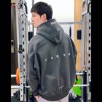 Potter King Instagram – 每個人的體質都不一樣，不知道各位是屬於那一種呢？
像我是算那種不容易吃胖的人。

或許有些人喜歡這種體質，覺得能一直瘦瘦的。
但偏偏我個人認為像阿諾那種巨巨身材超帥的！
男生就該喜歡陽剛的東西啊！（誤） 

這也是為什麼我會開始健身原因，因為我很難吃胖，只能靠訓練長肉。
雖然現在也不敢說自己多壯，頂多是有在運動的程度這樣。

而在訓練之後才明白，想練成阿諾那樣，
根本超．級．困．難。完全不是一般人能達到的！

一開始新手階段的我，還覺得自己是天選之子，一定能巨起來！
所以練得很瘋，一週會上健身房至少六天。

撇除教練課的日子是下午或晚上之外，
那陣子我還覺得健身房太多人，器材要排隊會影響自己運動，
於是我都一早六點就起床去健身房晨練。

練完回家就逼自己吃八顆蛋，
吃不下就改蛋花湯的方式直接喝。

而到了吃飯時間如果還在忙沒辦法用餐的話，
就會感到煩燥，想說自己辛苦練的肌肉要流失了🤣

那有健身過的朋友應該都知道，
初期練的前半年會感覺到自己明顯進步，
但差不多兩年後，你就會碰到瓶頸。
再練好像也就長那樣，沒有辦法更巨。

很多人就是在這階段開始產生惰性，
包括我這凡夫俗子也不例外🙂

加上身高高的人，要練得很巨其實比矮的人來說，
難度相對更高一點，因為肌肉要覆蓋的面積更廣。

現在我已經認清這現實了，
當不了巨巨，至少也要穿得英俊😂

推薦這款台灣品牌VERVE的機能上衣和長褲，
雖然是運動服飾，但它們家的設計風格讓你沒運動時穿，
也能作為日常型男穿搭。

我個人是覺得它吸濕排汗的效果很好～
還很透氣，練腿日大噴汗時也不怕臭😂

另外不管是衣服還是褲子的彈力都非常好，
就算穿著深蹲或硬舉也不會卡卡的👍
Oversize版型日常穿搭也適合！一件雙穿～

現在購買可使用波粉專屬折扣碼：VVPOTTER
https://www.verve.com.tw

一針一線，台灣製造👍。
穿上VERVE，被愛擁抱。

@verve.tw 
#VERVE
#材質超滑順
#穿起來超舒服的啦
#太空機能短袖
#機能訓練長褲