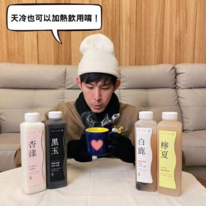 Potter King Instagram - 最近我愛上了一位地方媽媽。

我知道光是講出這句話，我等等就會被炎上了。
但真的沒辦法再控制我這份情感了。

還記得我第一次遇到她是在全聯，
她一身簡約黑色套裝，俏臉清麗脫俗，秀眸明亮，氣質優雅，
儘管當時她身旁一堆商品，還是牢牢地吸引我的目光。

也就是在那之後，我便常去全聯，希望能再次遇見她。 
https://okasang.tw/讓我朝思暮想的她

初期運氣好，有去全聯都剛好會遇到，
但她總散發著一個仙氣外露的強大氣場，
讓我只敢遠觀，不敢上前說上半句話。

但後來就沒那麼好運了，連續好幾次去都撲空沒見到。

正當我感嘆自己沒有好好把握機會時，我終於又再次遇到她了！

於是這次我便鼓起勇氣向前搭話，心想被打槍也沒關係，
大不了以後不來這間全聯了。

幸虧實際交流後，她高冷的外表下，意外的很爽朗大方！
在簡短寒暄後，我得知她姓慕，算是滿少見的姓。

還有個很文青的名字叫爾璐。

雖然很高興總算說上話，但同時也得知原來她已是位媽媽了。

由於她實在是保養得很好，
我一時驚訝到中文參雜日文問說：你已經是歐卡桑（媽媽）了？

她一臉得意地回：對呀，你也可以叫我歐卡桑慕爾璐😆

隆重介紹【Ｏ卡桑木耳露】：

實際喝起來口感，我覺得非常細緻綿密，無木耳的腥臭味，
好喝清爽無負擔，熱量也低！全聯也買得到！🥰

⭐台灣首創零顆粒木耳露，單罐木耳總含量業界最高
⭐業界唯一榮獲A.A 100%無添加驗證
⭐榮獲第59屆金馬獎唯一指定木耳飲品牌
⭐台灣首家摘星比利時iTQi食品界米其林的木耳露品牌

黑木耳擁有豐富的鐵質與膠質，富含多醣體，是營養價值很高的食物～
每日飲用500cc，補充膳食纖維，促進蠕動更順暢！
https://okasang.tw/快來感受O卡桑的愛

觀眾：我ＴＭ看了三小🙂