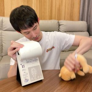 Potter King Instagram - 你知道歷史上的每一天，都有乳滑事件發生嗎？😉
每天乳一乳，生活不辛苦！🌞

收到這本【一DAY一辱2023乳滑日曆】，
製作團隊真是太幽默了🤣裡面滿滿的細節！

用詼諧的方式，記錄牆國各種光怪陸離的乳滑事件，
並搭配精美插圖，提醒你歷史上的今天又有誰乳滑了😂

新的一年即將到來，在這個大乳滑時代，
一起乳它個風華絕代！

這是一本沒有６月４號的日曆👉：https://r.zecz.ec/dQvj

🌟波特王好帥粉絲限定活動🌟：
現在追蹤 @chinainsulted ，並在下方留言 tag 兩位好友，
就有機會得到乳滑紀念小物唷！
將於2022/10/26抽出10位幸運兒🥰趕快參加活動吧！

#辱了啦
#哪次不辱