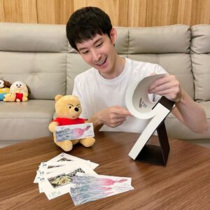 Potter King Instagram - 你知道歷史上的每一天，都有乳滑事件發生嗎？😉
每天乳一乳，生活不辛苦！🌞

收到這本【一DAY一辱2023乳滑日曆】，
製作團隊真是太幽默了🤣裡面滿滿的細節！

用詼諧的方式，記錄牆國各種光怪陸離的乳滑事件，
並搭配精美插圖，提醒你歷史上的今天又有誰乳滑了😂

新的一年即將到來，在這個大乳滑時代，
一起乳它個風華絕代！

這是一本沒有６月４號的日曆👉：https://r.zecz.ec/dQvj

🌟波特王好帥粉絲限定活動🌟：
現在追蹤 @chinainsulted ，並在下方留言 tag 兩位好友，
就有機會得到乳滑紀念小物唷！
將於2022/10/26抽出10位幸運兒🥰趕快參加活動吧！

#辱了啦
#哪次不辱