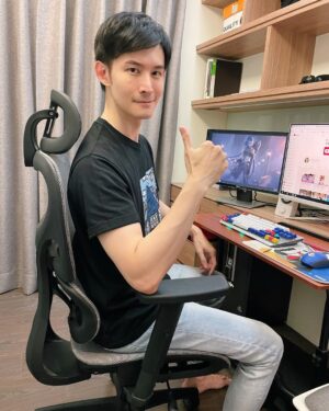 Potter King Instagram - 每位成功人士的背後，都有一張舒適的椅子😂

如果是和我一樣平時長時間坐在電腦前的朋友，
選張好椅子，真的是能幫助你久坐上比較不累🧐

這張【椅の職人-懸浮椅】與一般一片式椅背最大的不同，
就是多了獨立腰靠，能更有效支撐腰部，分散腰部壓力！
加上椅墊的弧形設計，符合人體工學坐姿，讓你更舒適🤩

還能配合身高進行前後調整椅墊，使大腿不懸空👍

現在購買享有一年保固，
如有任何問題都能更換全新配件！
到貨後若覺得坐起來不滿意，七天還能免費退換貨唷！

趕緊買起來👉：https://japanchair.com.tw/波特王好帥