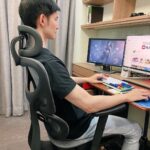 Potter King Instagram - 每位成功人士的背後，都有一張舒適的椅子😂 如果是和我一樣平時長時間坐在電腦前的朋友， 選張好椅子，真的是能幫助你久坐上比較不累🧐 這張【椅の職人-懸浮椅】與一般一片式椅背最大的不同， 就是多了獨立腰靠，能更有效支撐腰部，分散腰部壓力！ 加上椅墊的弧形設計，符合人體工學坐姿，讓你更舒適🤩 還能配合身高進行前後調整椅墊，使大腿不懸空👍 現在購買享有一年保固， 如有任何問題都能更換全新配件！ 到貨後若覺得坐起來不滿意，七天還能免費退換貨唷！ 趕緊買起來👉：https://japanchair.com.tw/波特王好帥