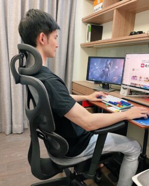 Potter King Instagram - 每位成功人士的背後，都有一張舒適的椅子😂

如果是和我一樣平時長時間坐在電腦前的朋友，
選張好椅子，真的是能幫助你久坐上比較不累🧐

這張【椅の職人-懸浮椅】與一般一片式椅背最大的不同，
就是多了獨立腰靠，能更有效支撐腰部，分散腰部壓力！
加上椅墊的弧形設計，符合人體工學坐姿，讓你更舒適🤩

還能配合身高進行前後調整椅墊，使大腿不懸空👍

現在購買享有一年保固，
如有任何問題都能更換全新配件！
到貨後若覺得坐起來不滿意，七天還能免費退換貨唷！

趕緊買起來👉：https://japanchair.com.tw/波特王好帥