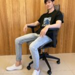 Potter King Instagram - 每位成功人士的背後，都有一張舒適的椅子😂 如果是和我一樣平時長時間坐在電腦前的朋友， 選張好椅子，真的是能幫助你久坐上比較不累🧐 這張【椅の職人-懸浮椅】與一般一片式椅背最大的不同， 就是多了獨立腰靠，能更有效支撐腰部，分散腰部壓力！ 加上椅墊的弧形設計，符合人體工學坐姿，讓你更舒適🤩 還能配合身高進行前後調整椅墊，使大腿不懸空👍 現在購買享有一年保固， 如有任何問題都能更換全新配件！ 到貨後若覺得坐起來不滿意，七天還能免費退換貨唷！ 趕緊買起來👉：https://japanchair.com.tw/波特王好帥
