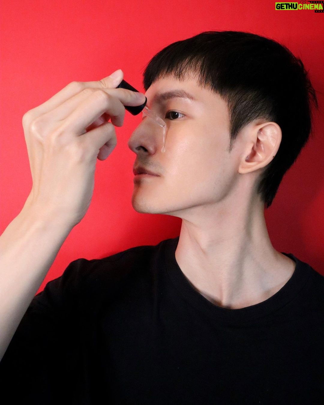 Potter King Instagram - 雖然常在節目中喊:波特王好帥,觀眾也不賴~ 但如果真的想要帥一波,平時有無好好打理自己絕對是關鍵。 保養出乾淨好臉蛋,讓人際間距離縮短! 【增強顏值必推超厲害】 保養神器 https://pse.is/4f7py6 保養不是只有女生該做,男生也要做好保養! 不然就算再有型,一臉油光或是滿臉痘疤,也絕對沒辦法體現男人味。 維持自身乾淨整潔,好感度也就提升了。 那如果你也是跟我一樣「混合性肌膚」, 加上疫情期間常戴口罩,臉上不時冒出一些小粉刺的朋友~ 推薦大家用看看這瓶被稱作「液態飛梭」的 #急速淨化紅光瓶【ABP三重淨痘煥膚精華】 我自己的用法,是會用「點擦」的方式來使用, 塗在有《粉刺》、《痘痘》或特別容易出油的部位即可,不用整臉擦唷! 油痘粉刺多的話天天用、平時一般每2~3天用一次來做保養, 它質地清爽好吸收,也不會有黏膩感~ 相當適合不喜歡繁雜程序的人。 這瓶是酸類煥膚產品,有通過衛福部核可, 最高標準藥用 「2%水楊酸」,淨膚同時抗痘、控油、滅粉刺! 建議朋友們可以晚上睡前使用就好。 使用前後也記得要做好保濕的動作,可減少脫皮或脫屑的狀況發生唷~ 推薦給各位! https://pse.is/4f7py6