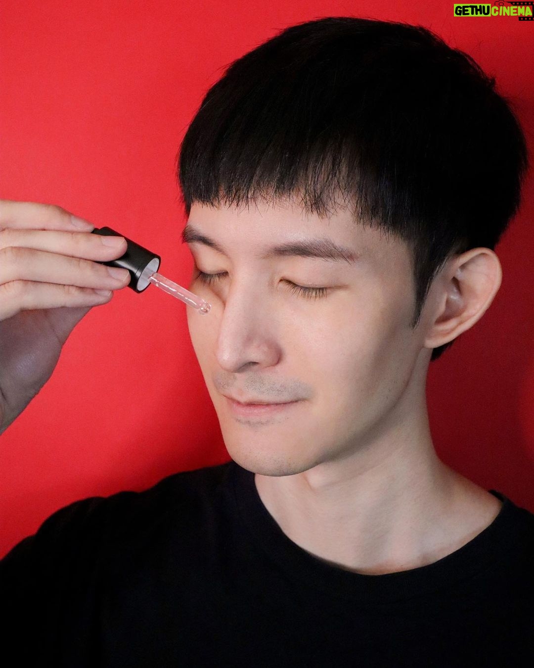 Potter King Instagram - 雖然常在節目中喊:波特王好帥,觀眾也不賴~ 但如果真的想要帥一波,平時有無好好打理自己絕對是關鍵。 保養出乾淨好臉蛋,讓人際間距離縮短! 【增強顏值必推超厲害】 保養神器 https://pse.is/4f7py6 保養不是只有女生該做,男生也要做好保養! 不然就算再有型,一臉油光或是滿臉痘疤,也絕對沒辦法體現男人味。 維持自身乾淨整潔,好感度也就提升了。 那如果你也是跟我一樣「混合性肌膚」, 加上疫情期間常戴口罩,臉上不時冒出一些小粉刺的朋友~ 推薦大家用看看這瓶被稱作「液態飛梭」的 #急速淨化紅光瓶【ABP三重淨痘煥膚精華】 我自己的用法,是會用「點擦」的方式來使用, 塗在有《粉刺》、《痘痘》或特別容易出油的部位即可,不用整臉擦唷! 油痘粉刺多的話天天用、平時一般每2~3天用一次來做保養, 它質地清爽好吸收,也不會有黏膩感~ 相當適合不喜歡繁雜程序的人。 這瓶是酸類煥膚產品,有通過衛福部核可, 最高標準藥用 「2%水楊酸」,淨膚同時抗痘、控油、滅粉刺! 建議朋友們可以晚上睡前使用就好。 使用前後也記得要做好保濕的動作,可減少脫皮或脫屑的狀況發生唷~ 推薦給各位! https://pse.is/4f7py6
