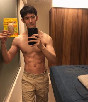 Potter King Instagram - 成年人總是走在崩潰的邊緣，
有時需要的只是一片雞胸肉。

祝大家都有雞胸肉吃😂

#潰堤往往是一瞬間的事
#買不到義式黑胡椒
#蒜香黑胡椒也不錯啦👍
#沒看到那篇雞胸肉新聞的人
#可能會不懂這篇說什麼😂