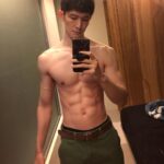 Potter King Instagram - 詐騙集團盜我圖發文的次數越來越高， 還專挑我這類型的照片來拐人投資。 但這就讓我很納悶一件事🤔 真的有人會因為這樣受騙嗎？ 這世上會有人因為看到我打赤膊的照片， 就認為說：嗯，波特王肯定很會理財喔！ 我必須把錢交給他投資！ 有嗎？？不可能吧？？？ 但詐騙集團也不是傻， 會讓他們一直花錢砸廣下去肯定有原因！ 我認為最大的可能就是真的能夠從中獲利。 換句話說，就是有人因此上當了。 雖然我覺得很荒謬⋯ 但我還是想請那些可能快要上當的人， 思考一個很簡單的問題。 哪個教理財的會穿這樣上課啦？ 我這打扮看起來有像正經的投資老師嗎？ 甘寧老師還差不多🫠