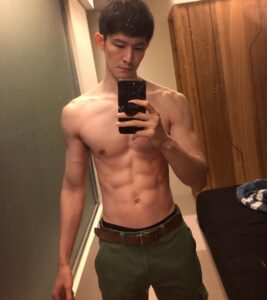 Potter King Instagram - 詐騙集團盜我圖發文的次數越來越高， 還專挑我這類型的照片來拐人投資。 但這就讓我很納悶一件事🤔 真的有人會因為這樣受騙嗎？ 這世上會有人因為看到我打赤膊的照片， 就認為說：嗯，波特王肯定很會理財喔！ 我必須把錢交給他投資！ 有嗎？？不可能吧？？？ 但詐騙集團也不是傻， 會讓他們一直花錢砸廣下去肯定有原因！ 我認為最大的可能就是真的能夠從中獲利。 換句話說，就是有人因此上當了。 雖然我覺得很荒謬⋯ 但我還是想請那些可能快要上當的人， 思考一個很簡單的問題。 哪個教理財的會穿這樣上課啦？ 我這打扮看起來有像正經的投資老師嗎？ 甘寧老師還差不多🫠