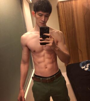 Potter King Instagram - 詐騙集團盜我圖發文的次數越來越高，
還專挑我這類型的照片來拐人投資。

但這就讓我很納悶一件事🤔

真的有人會因為這樣受騙嗎？

這世上會有人因為看到我打赤膊的照片，
就認為說：嗯，波特王肯定很會理財喔！
我必須把錢交給他投資！

有嗎？？不可能吧？？？

但詐騙集團也不是傻，
會讓他們一直花錢砸廣下去肯定有原因！
我認為最大的可能就是真的能夠從中獲利。

換句話說，就是有人因此上當了。

雖然我覺得很荒謬⋯
但我還是想請那些可能快要上當的人，
思考一個很簡單的問題。

哪個教理財的會穿這樣上課啦？

我這打扮看起來有像正經的投資老師嗎？
甘寧老師還差不多🫠