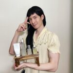 Potter King Instagram - 若一個男人做到其他男人做不到的事， 通常那人會被稱為猛男。 而通常廠商要求男網紅扮女裝時，很多人會拒絕， 但我能做到，由此我們可以得出一個結論。 我是猛男。 今天猛男我就要來介紹猛男喜愛MIT植萃保養品牌《簡單JAN DAN》 想當一個猛男，絕對需要保養好自己的膚況！ 我個人對於保養品是很挑的，因為若是用到不好的，我臉就會過敏。 以及我的膚況是混合性肌膚，因此要找到合適的保養品其實不容易。 但最近讓我愛用的這款保養品：《簡單JAN DAN》 真的是相見恨晚！ 分享給大家我日常保養流程， 一、先用胺基酸精華洗顏霜洗臉，洗完不乾澀不緊繃🥰 裡面添加天然玫瑰精油，並以玫瑰青春露為基底，所以洗臉同時也在保養～ 二、洗完臉之後在臉上使用玫瑰青春露，也就是化妝水， 有軟化角質的效果，讓後續保養吸收夠好！ 三、接著使用極淨白淡斑精華，這瓶我真的大推👍 裡面有添加新型α熊果素，白天也能安心使用～ 除了保濕足夠之外，使用一段時間後會看到成效！提亮膚色！ 用起來還有淡淡的玫瑰香氣，非常療癒❤️ 四、最後用高效賦活精萃來達到鎖水！ 這瓶是秒吸收的保養油，完全不用怕油！ 用起來也很省，一次２～３滴就夠用了😍 照這四個步驟來保養，男人乾淨有型！女人漂亮美麗！ 產品無添加化學香精及酒精，不管你是大油肌、敏弱、大人小孩、純素者， 都能安心使用唷！ 4/5前新會員下單可現折$100， 輸入波粉專屬折扣碼【POTTRT】 還能免費再獲得一片水潤面膜(價值$110)！ 手刀購買👉 https://jandan.care/ErvPs @jandancare