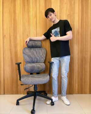 Potter King Instagram - 每位成功人士的背後，都有一張舒適的椅子😂

如果是和我一樣平時長時間坐在電腦前的朋友，
選張好椅子，真的是能幫助你久坐上比較不累🧐

這張【椅の職人-懸浮椅】與一般一片式椅背最大的不同，
就是多了獨立腰靠，能更有效支撐腰部，分散腰部壓力！
加上椅墊的弧形設計，符合人體工學坐姿，讓你更舒適🤩

還能配合身高進行前後調整椅墊，使大腿不懸空👍

現在購買享有一年保固，
如有任何問題都能更換全新配件！
到貨後若覺得坐起來不滿意，七天還能免費退換貨唷！

趕緊買起來👉：https://japanchair.com.tw/波特王好帥