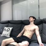 Potter King Instagram – 挑好沙發就像是挑合適的另一半，
對象選得好，相處到老沒煩惱。
對象選不好，流過的淚就是你婚前腦子進的水。

好沙發跟好對象一樣都得有這三個必要條件：
看起來順眼的顏值讓你眼睛舒服，
疲憊時能溫柔地支撐著替你鼓舞，
開心時有足夠深度承接你的全部。

現在若沒有好對象，記得先挑張好沙發😂

前陣子放假時我都在逛家具店，去試坐了各家品牌的沙發，
最後挑了台灣本土家具品牌東稻家居，來當我家客廳的門面～

去門市試坐時店員會依照你使用習慣、家中有無養寵物等，
來推薦沙發款式以及布料給你👍

重點還能客製化服務，從布料材質到沙發長度、寬度、軟硬度，
甚至連椅腳高度都可以選！訂做沙發還享五年保固～

若跟我一樣家中有放掃地機器人，可以參考我這個高度較高的椅腳，
底部還有防刮軟墊，直接移動也不用擔心刮傷磁磚🥰CP值超高！

各縣市也都有門市可以試坐
除了沙發之外其他像是床墊、床架、茶几等各式家具都有販售，
有需要添購新家具的朋友，推薦各位到東稻家居看看🤩
@hdhome_life