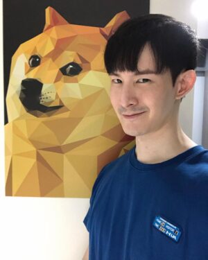 Potter King Instagram - 這兩天因為好油案的新聞，有觀眾私信詢問我怎麼看？
這話題跟特報也沒關係，本來是也沒想發文討論，
畢竟這種事還能怎麼看？就笑著看啊！哈哈哈哈哈

好油自導自演被抓，作為一個吃瓜群眾當然是想說3好加1好，活該。

但因為事件裡面提到了Surfshark VPN，
也有網友問我對方怎麼用VPN還被抓？

作為長期使用VPN的用戶兼被贊助的創作者，這部分我得講幾句。

先聲明不是要鼓勵大家拿來做壞壞的事，
不過這事件真的和Surfshark沒關係。

各位可以細看一下新聞報導，
內容是說許某自以為用VPN可以跳接IP不會被查到，
但關鍵是他原始登入的電子足跡，早就暴露他的所在地。

更白話一點來說就是，資安知識不足。
該帳號以前曾在沒使用VPN的狀態登入過，
因此檢警只要獲得帳號完整活動紀錄，自然可以反查到。

而遇到重大案件時，平台通常也的確會配合提供檢警調閱資料。

雖然有心要避的話，真的也是有其方法。
只是就不在這把詳細步驟寫出來了，畢竟工具是看人用的。
像刀一樣，有些人用來料理美食，有些人用來傷人。