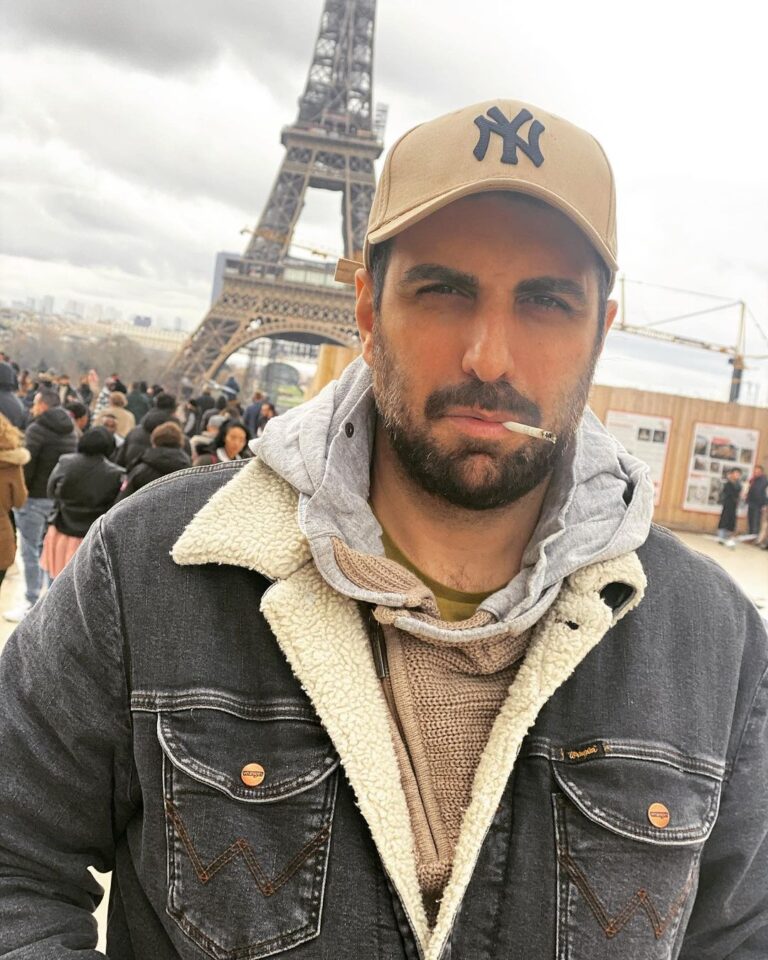 Poulad Kimiayi Instagram - The kites always rise with adverse winds بادبادک ها هميشه با باد مخالف اوج ميگيرند #pouladkimiai #پولادکیمیایی #actor #director #paris #france🇫🇷 Paris ( Torre Ifel)