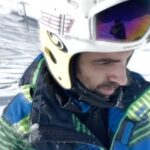 Poulad Kimiayi Instagram - زمان کمه برای زندگی کردن برای درک وجودت در این زندگی ....هستی... باید مست شد از هر چیزی که خدا بهت داده و هیجان و ترس را لذت کنیم همه چیز از بالا کوچیکه انسان از بالا کوچیکه ولی آرزوی انسان بزرگه 🍻😘#snowboard #snow #winter #goodtimes #pouladkimiai #پولادکیمیایی