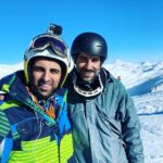 Poulad Kimiayi Instagram - امروز دیداری داشتم با دوست خیلی صمیمی که پس از ۱۱ سال دوری، خیلی اتفاقی ‌‌و عجیب در میان شلوغی پیست اسکی دیزین ناگهان جلوی من تو صف کابین ظاهر شد و ما هم رو پیدا کردیم شاید ۱ درصد میشد این اتفاق رخ بده اینجا است که اتفاقی که قرار است بیوفته میوفته#goodoldfriends #دوست_قدیمی#سرنویشت