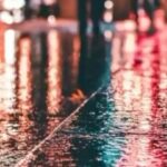 Poulad Kimiayi Instagram - در آخرين لحظه ي خفگي از سرب در شهري كه گسل انفجار بغض به انتظار كوچ آخرين پرنده نشسته در كشوري كه نوازش نسيم اعتماد سالهاست كه به پرچمش نوزيده من به دنبال تو ميگردم ! با صورتي بي شمايل سوخته در اسيد كه فوران كرده از اعماق كراهت با صداي سركوب شده ي مادرم كه كري او جسدم شد در داستانش لبان دوخته شده از زنجير ... زبانم خشك شده در دهانم تا كرم بزند از زخم زبانهاي اين بيگانگان در واپسين لحظات كوري ! پس از ايثار چشمانم به گاز اشك آور براي پس گرفتن كوچه از كفتار به دنبال تو ميگردم ...اي تو كه از تاريخ جا مانده ايي بي حسي فقر پاهايم را شلاق ميزند سنگهاي خانه شهيدان گريان زير پايم چو ميخي زنگ زده و كند به پاي مسيح بود و آرام درد را عشق مي ساخت و من نبود تو را درد پس كجاي اين شهر بايد تو را پيدا كنم اين كوچه هاي مرگ ناميده هيچ كدام راه را به تو نميرساند تو كه خود زندگي بودي و مرگ را عشق كردي گمشده ي ما بودي باز خورشيد زخم باز كرد و آسمان خون شد.. من در اين تاريكي و بي كسي اين خيابان بي انتها به دنبال تو ميگردم . به دنبال تو اگر تا فردا با صداي گلوله و فرياد مرا طاقت بود شايد كه با پيدا كردن تو نام من هم نام يكي از كوچه هاي اين شهر باشد ! آسوده باش من کنار تو ام به اندازه تسلیم آخرین موج به ساحل با امنیت یک تنگ برای ماهی که بخوابد برای آخرین نفس به یاد دریا. تا رهایی آخرین برگ از شاخه که میبرد خاطره بهار با تو بودن را . همراه آخرین باد پاییزی که میرساند برگ را به ریشه برای پوشش از زمستان. آسوده باش من کنار تو ام ! چون آتش و شمع که خود را عاشقانه درهم خفه میکنند تا آخرین دم نور آسوده باش من کنار تو ام ......در لحظه ی پریدن از یک کابوس . به اندازه لمس دستانت در بیداری میان عمیق ترین خواب عاشقانه . من کنار تو ام تا اولین نگاه گریان تو در شلوغی این شهر بی تفاوت . به آخرین قدم رسیدن به قله ی بلندترین کوه عریان در برف. تا آب شدن من در چشمه آن کوه به رودش برای رسیدن به تو . از تو حاضرم با تمام دنیا سخن بگویم ....تا زمزمه تحمل شب سرد در گوش یک بی خانمان . آسوده باش آسوده باش . من از ابتدا کنارت بودم در این عمر کوتاه تو شیشه بودی و من شن درون آن هر دو از جنس هم بودیم و عمر را زمان کردیم . پولاد کیمیایی#آبان زمستان ۹۸
