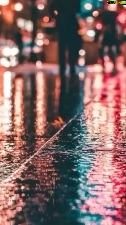 Poulad Kimiayi Instagram - در آخرين لحظه ي خفگي از سرب در شهري كه گسل انفجار بغض به انتظار كوچ آخرين پرنده نشسته در كشوري كه نوازش نسيم اعتماد سالهاست كه به پرچمش نوزيده من به دنبال تو ميگردم ! با صورتي بي شمايل سوخته در اسيد كه فوران كرده از اعماق كراهت با صداي سركوب شده ي مادرم كه كري او جسدم شد در داستانش لبان دوخته شده از زنجير ... زبانم خشك شده در دهانم تا كرم بزند از زخم زبانهاي اين بيگانگان در واپسين لحظات كوري ! پس از ايثار چشمانم به گاز اشك آور براي پس گرفتن كوچه از كفتار به دنبال تو ميگردم ...اي تو كه از تاريخ جا مانده ايي بي حسي فقر پاهايم را شلاق ميزند سنگهاي خانه شهيدان گريان زير پايم چو ميخي زنگ زده و كند به پاي مسيح بود و آرام درد را عشق مي ساخت و من نبود تو را درد پس كجاي اين شهر بايد تو را پيدا كنم اين كوچه هاي مرگ ناميده هيچ كدام راه را به تو نميرساند تو كه خود زندگي بودي و مرگ را عشق كردي گمشده ي ما بودي باز خورشيد زخم باز كرد و آسمان خون شد.. من در اين تاريكي و بي كسي اين خيابان بي انتها به دنبال تو ميگردم . به دنبال تو اگر تا فردا با صداي گلوله و فرياد مرا طاقت بود شايد كه با پيدا كردن تو نام من هم نام يكي از كوچه هاي اين شهر باشد ! آسوده باش من کنار تو ام به اندازه تسلیم آخرین موج به ساحل با امنیت یک تنگ برای ماهی که بخوابد برای آخرین نفس به یاد دریا. تا رهایی آخرین برگ از شاخه که میبرد خاطره بهار با تو بودن را . همراه آخرین باد پاییزی که میرساند برگ را به ریشه برای پوشش از زمستان. آسوده باش من کنار تو ام ! چون آتش و شمع که خود را عاشقانه درهم خفه میکنند تا آخرین دم نور آسوده باش من کنار تو ام ......در لحظه ی پریدن از یک کابوس . به اندازه لمس دستانت در بیداری میان عمیق ترین خواب عاشقانه . من کنار تو ام تا اولین نگاه گریان تو در شلوغی این شهر بی تفاوت . به آخرین قدم رسیدن به قله ی بلندترین کوه عریان در برف. تا آب شدن من در چشمه آن کوه به رودش برای رسیدن به تو . از تو حاضرم با تمام دنیا سخن بگویم ....تا زمزمه تحمل شب سرد در گوش یک بی خانمان . آسوده باش آسوده باش . من از ابتدا کنارت بودم در این عمر کوتاه تو شیشه بودی و من شن درون آن هر دو از جنس هم بودیم و عمر را زمان کردیم . پولاد کیمیایی#آبان زمستان ۹۸