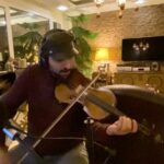Poulad Kimiayi Instagram - آهنگ (yesterday by Beatles) با اجرای این حقیر و نوازندگان هم این حقیر 🎤🎧🎹🎼🎸🎻#پولادکیمیایی #موزیک#music #pop#beatles #yesterday