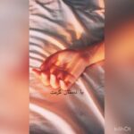 Poulad Kimiayi Instagram - این شعر رو دو سال پیش نوشتم تازه کرونا داشت جان میگرفت و گفتم بهانه ی خوبیه یادمون نره چه روزهایی گذشت و چه کسانی رو از دست دادیم بهار در قرنطينه بيا فقط يك بار ديگر آنچه بوديم را تكرار كنيم به استقامت يأس در زمستان بهار را باور كنيم از آخرين نفس آتش در ميان فصل سرد قلبها رو با هر نبض عاشقانه چو خورشيد گرم كنيم بيا آنچه هستيم را براي يك بار فراموش كنيم تا خواب عميق كودكانه با قصا مادربزرگ بي پايان نشود در اين شبهاي بي خوابي از گرسنگي پدر كه آخرين نان سفره را براي تو خواست خواب گندم زار را روي شانه هاي باد باور كنيم با هر دم از اين هواي آغشته به سم زندگي را يك بار ديگر به لبان هم عاشقانه بازدم كنيم ايكاش يك بار ديگر اين راه نرفته را آغاز كنيم! يگر نمي توانم نوازش بهار را به اين عقربه هاي عفوني احساس كنم انگار سكون همين ثانيه تا ابد به انتظار جواب ما ايستاده بود وصيت زندگي آخرين نفس بود از ميان هزاران كفن دوخته شده به لبانم زمزمه ميكرد طاقت بيار به هنگام خفگي عميق ترين نفسمان را كشيده ايم شايد حكمت بدر كردن اين بهار در قرنطينه به اندازه رشد يك گندم بود ميان سفره هفت سين مان #پولادکیمیایی#شعر #pouladkimiai