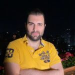 Poulad Kimiayi Instagram - من حتی یک کامنت رو سانسور نکردم ولی منوتو سرشار و صفحه خانوم گوگوش همه کامتهای منفی رو پاک کردن متاسفانه تلویزیونی که ادعا دارد حقوق ملت را خواستار است وقتی پای منافع خودش بپا میاید جا میزند و شعارهای خود را به پول میفروشد پیشبینی میکردم ولی خواستم برای شما روشن شود که چون شما نیاز به برنامه های رنگین دارید در این روزگار سیاه آن را به شما می‌دهند اما در ذات هیچ فرقی با صدا و سینما ندارند و دموکراسی برایشان هیچ ارزشی ندارد ! .رسانه باید بی طرف باشد که آزاد باشد که شما نیستید .برای مردم نسخه میپیچید و از نداشته های این مردم پول میسازید این را بدانید هر چه شود مردم ایران خود تصمیم میگیرند برای آینده خودشان. پی نوشت این جواب بنده به مصاحبه نیست بلکه در جریان گذاشتن شما از روند این مصاحبه است و به زودی جواب خود را مفصل یا گفته گویی خواهم داد ممنون از توجه شما @manotoofficial