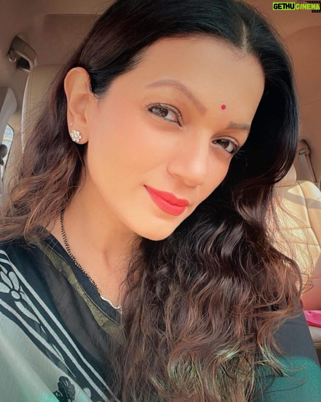 Prachee Shah Instagram - … दुनिया किसी के प्यार में जन्नत से कम नहीं ❤️ . . #mood #ghazal #love #mehdihassansahab #favourite #simply #me #carselfie #pracheeshahpaandya