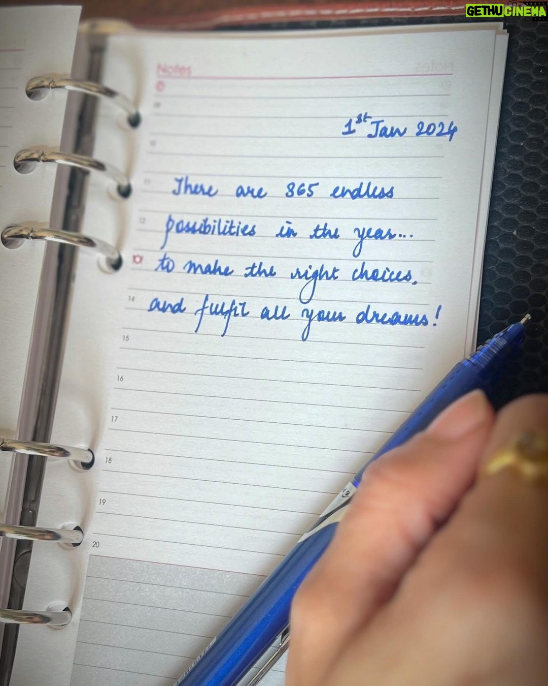 Prachee Shah Instagram - β¦ There are 366 endless possibilities in the year, to make the right choices and fulfil all your dreams πβ€οΈ . Happy new year π . #2024 #leapyear #366days #happynewyear #newbeginnings #love #happiness #choices #dreams #goals #believeinyourself #pracheeshahpaandya