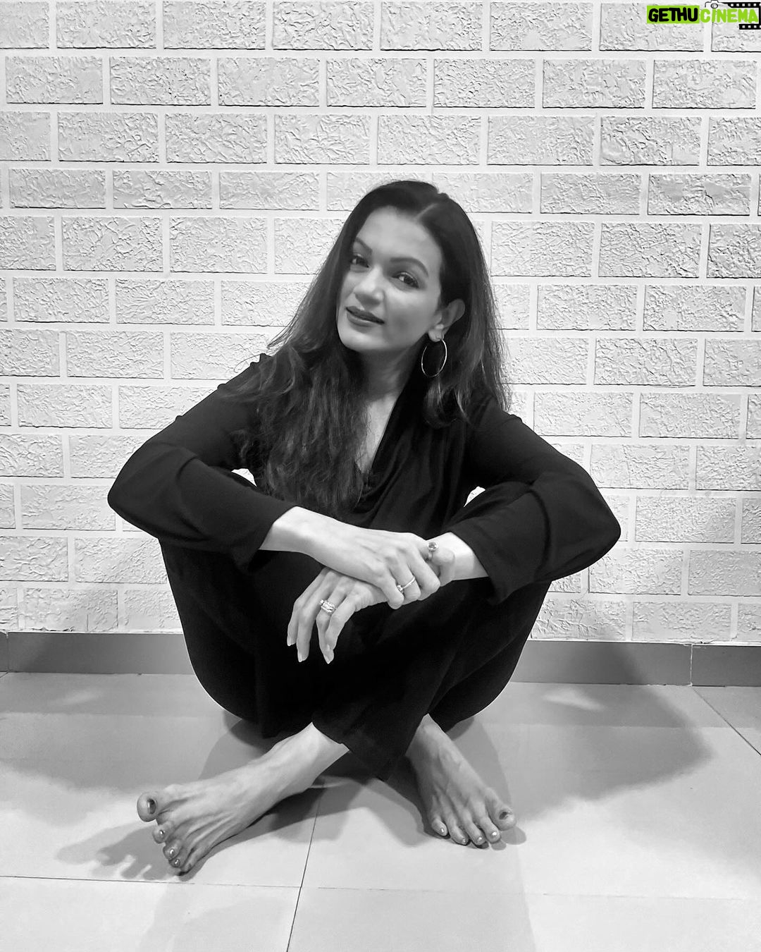 Prachee Shah Instagram - Moments in between … where life actually resides . . . Don’t miss the 4 th pic ~ my handwritten thought ☺️ . #blackandwhite #myhandwriting #mood #life #moments #thoughts #thesecret #pracheeshahpaandya