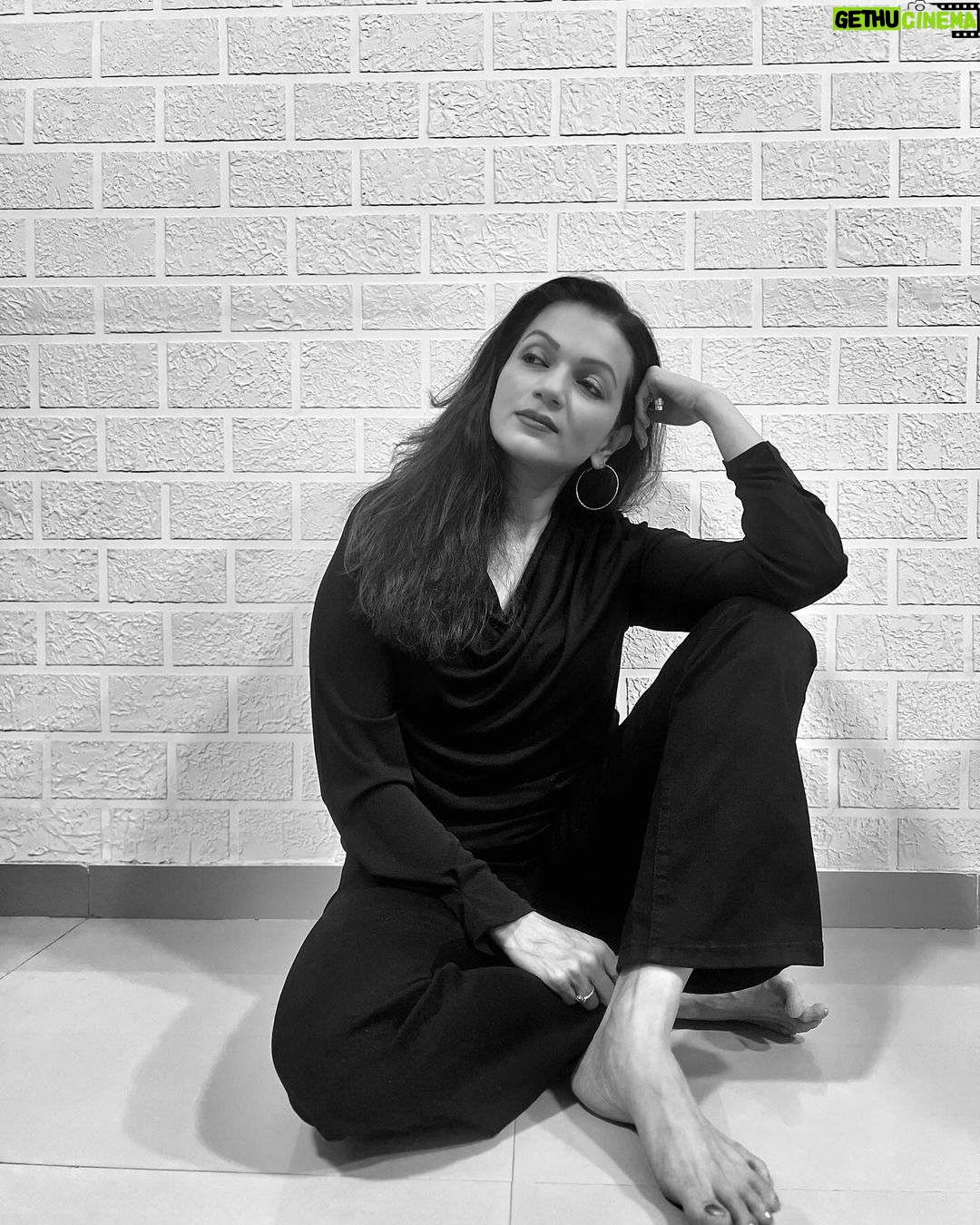 Prachee Shah Instagram - Moments in between … where life actually resides . . . Don’t miss the 4 th pic ~ my handwritten thought ☺️ . #blackandwhite #myhandwriting #mood #life #moments #thoughts #thesecret #pracheeshahpaandya